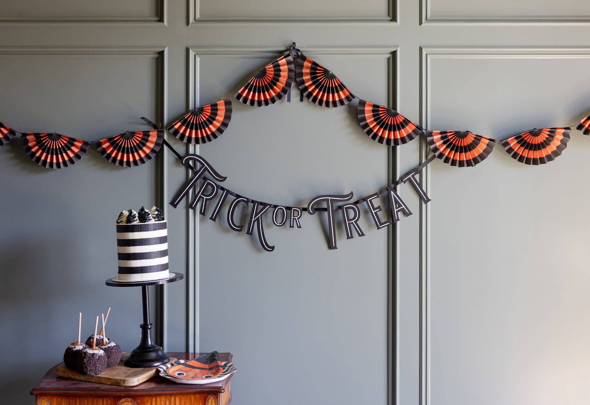 VHP1103 - Trick or Treat Felt Banner