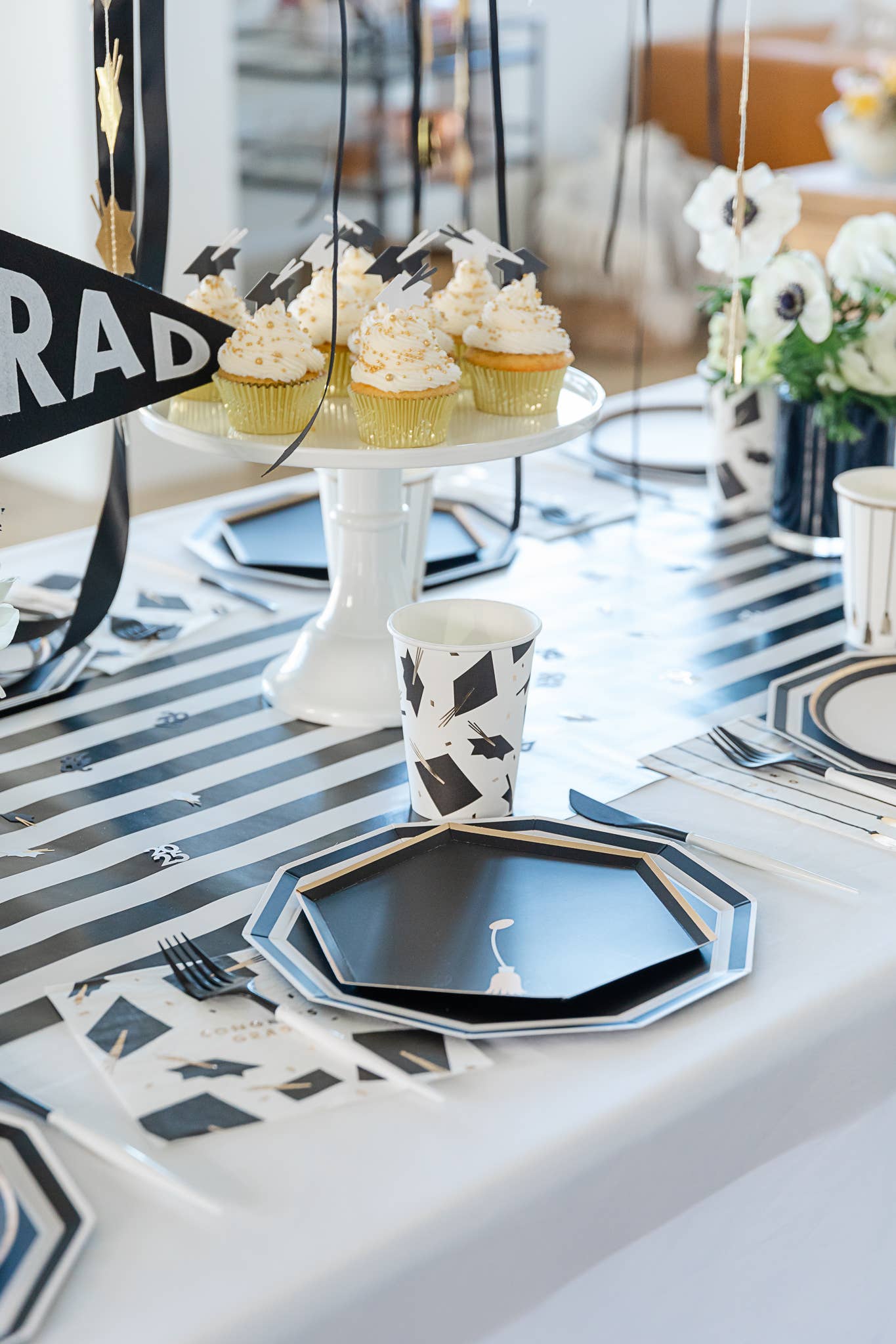 GRADUATION HAT GARLAND