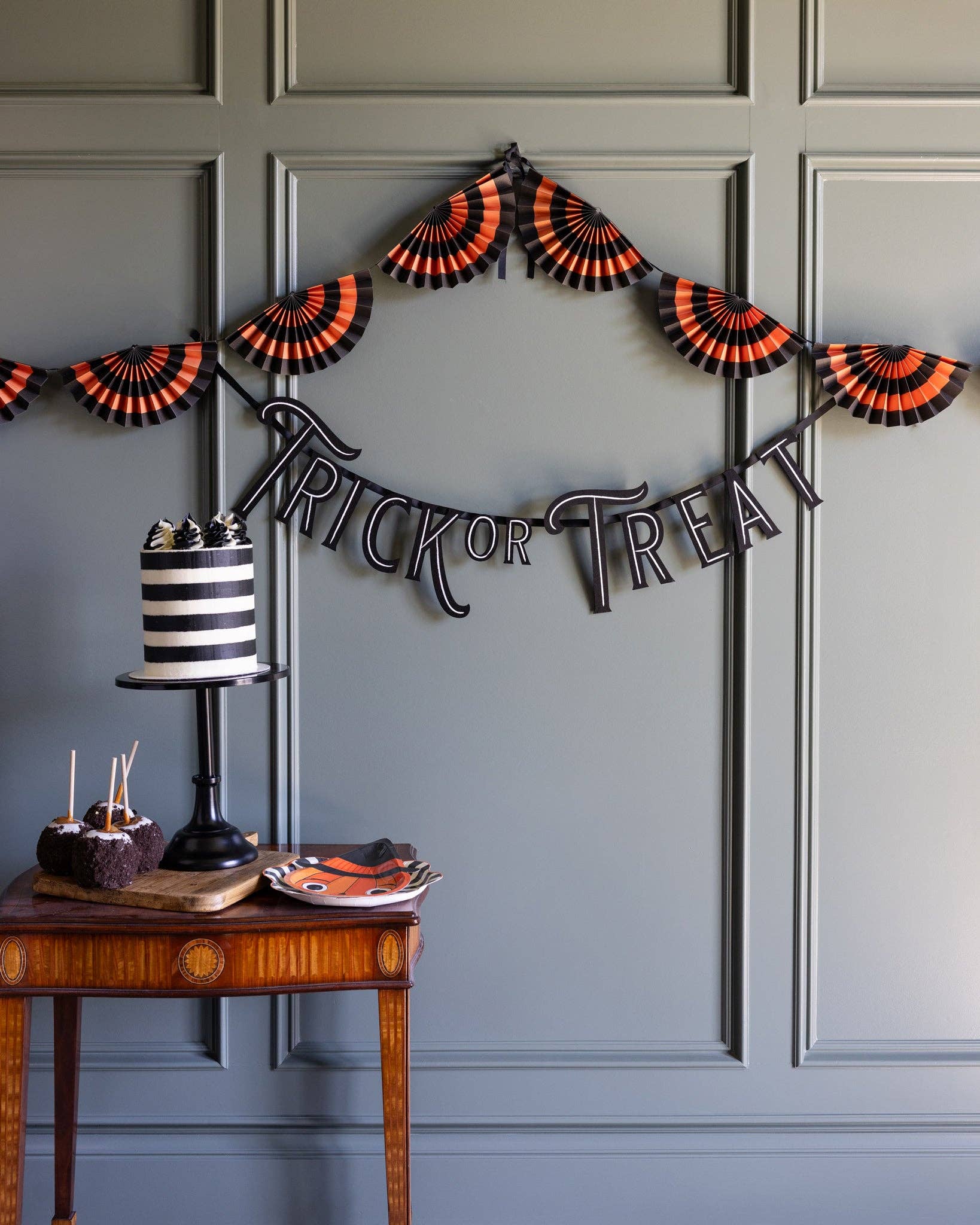 VHP1103 - Trick or Treat Felt Banner