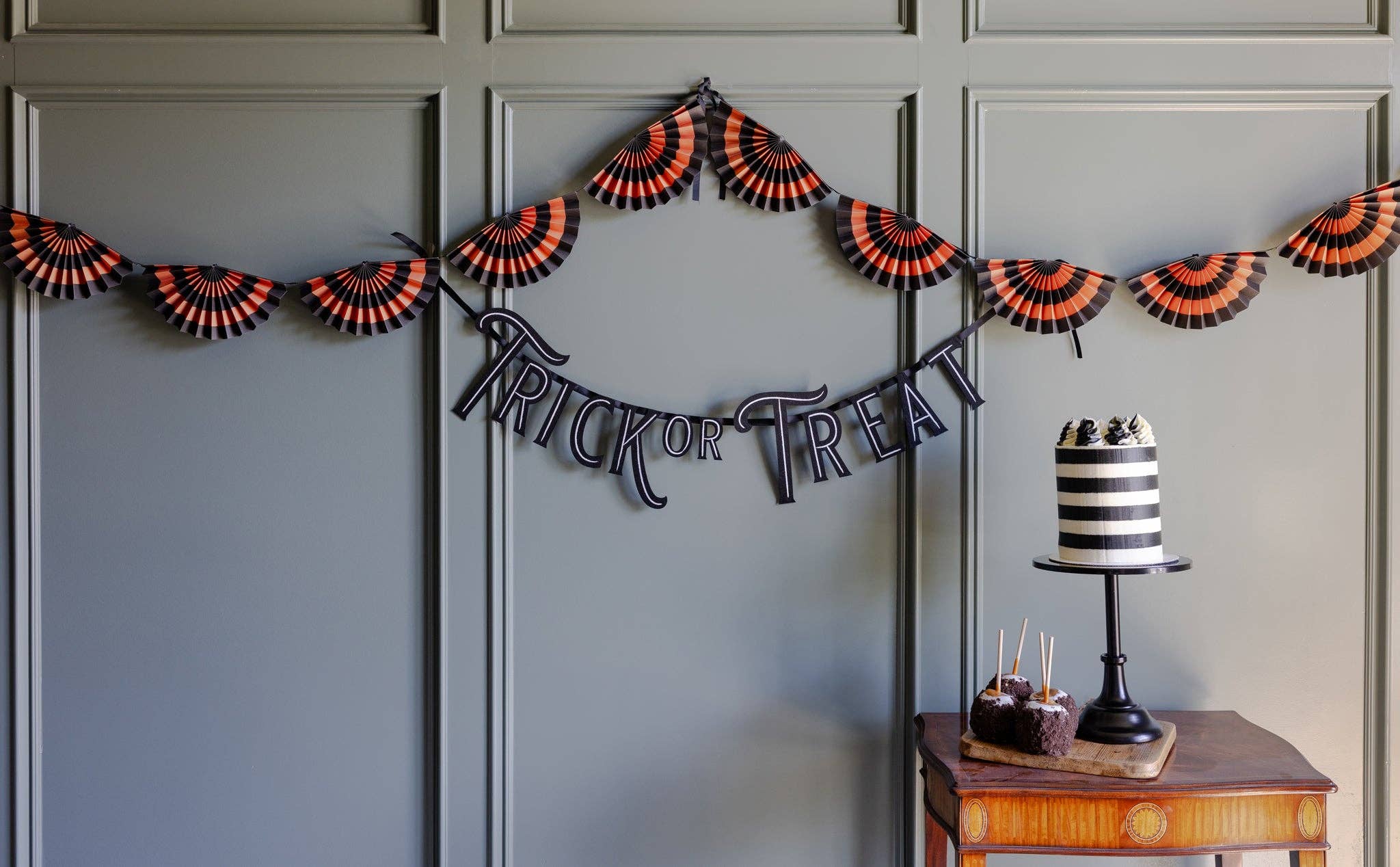 VHP1103 - Trick or Treat Felt Banner