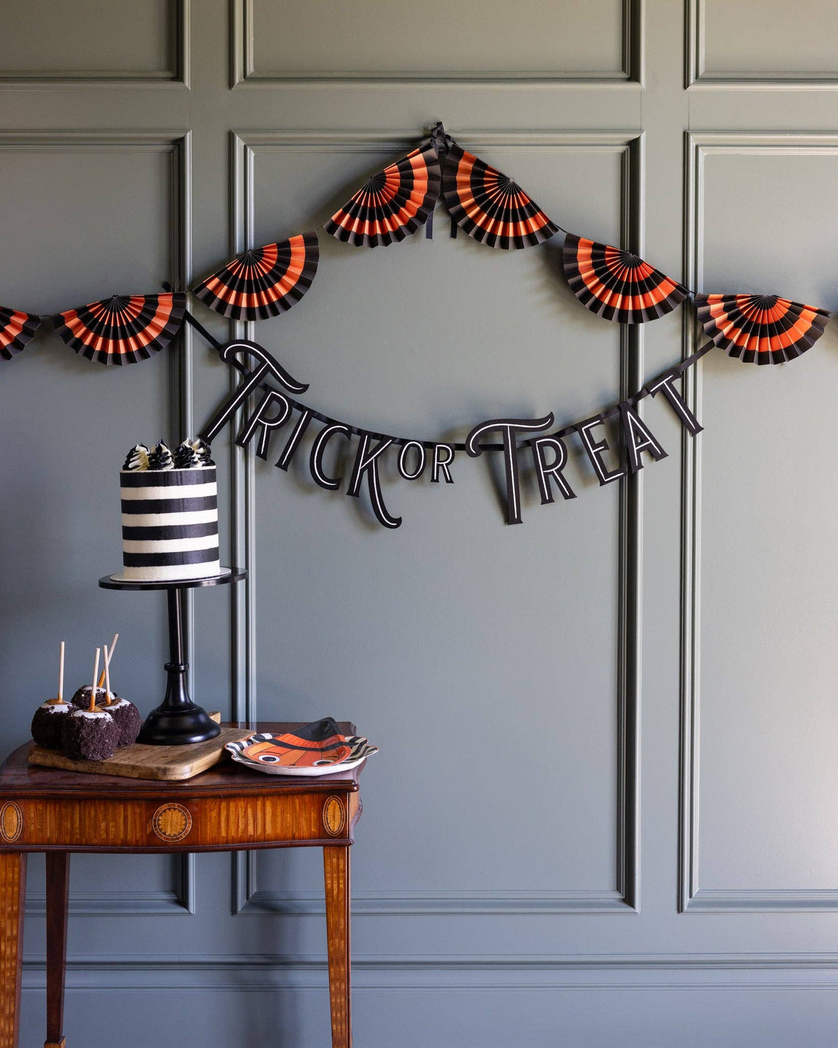 VHP1103 - Trick or Treat Felt Banner